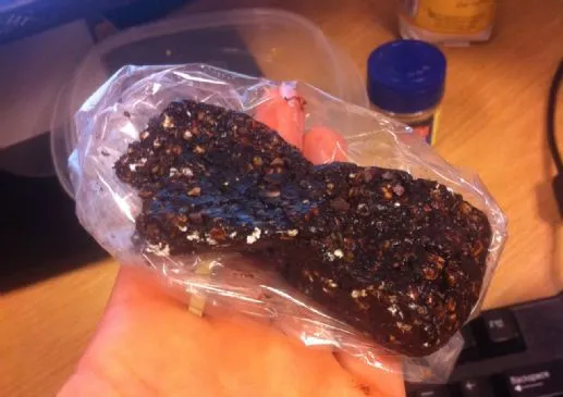 Leichte Schokoladen-Shakeology Proteinriegel ohne Backen