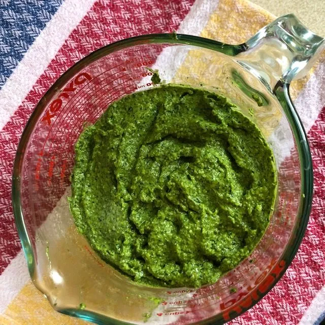 Frisches Basilikum-Pesto, traditionell italienisch, hausgemacht