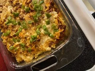 Geschichteter Käse- und Rindfleischauflauf