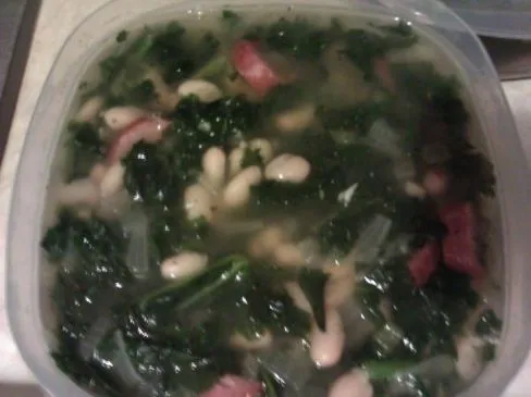 Putenwurst-Kale-Bohnen-Suppe