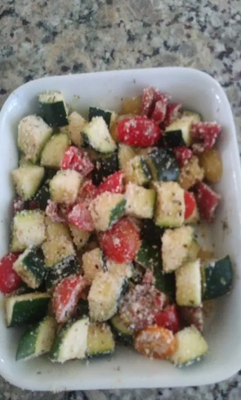 Zucchini-Auflauf mit Tomate, Knoblauch und Parmesan
