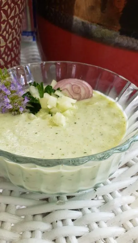 Gekühlte Gurkensuppe mit Joghurt, Koriander und Koriander