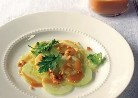Gurkensalat mit Erdnuss-Limetten-Vinaigrette