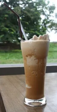 Leichte cremige gefrorene Mochaccino ohne Fett und Zucker