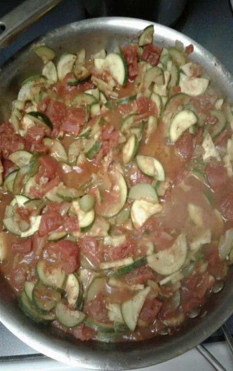 Italienische Zucchini, Tomaten und Zwiebel