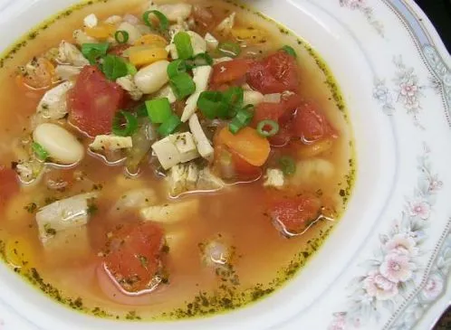 Hühnersuppe mit Tomaten und Bohnen