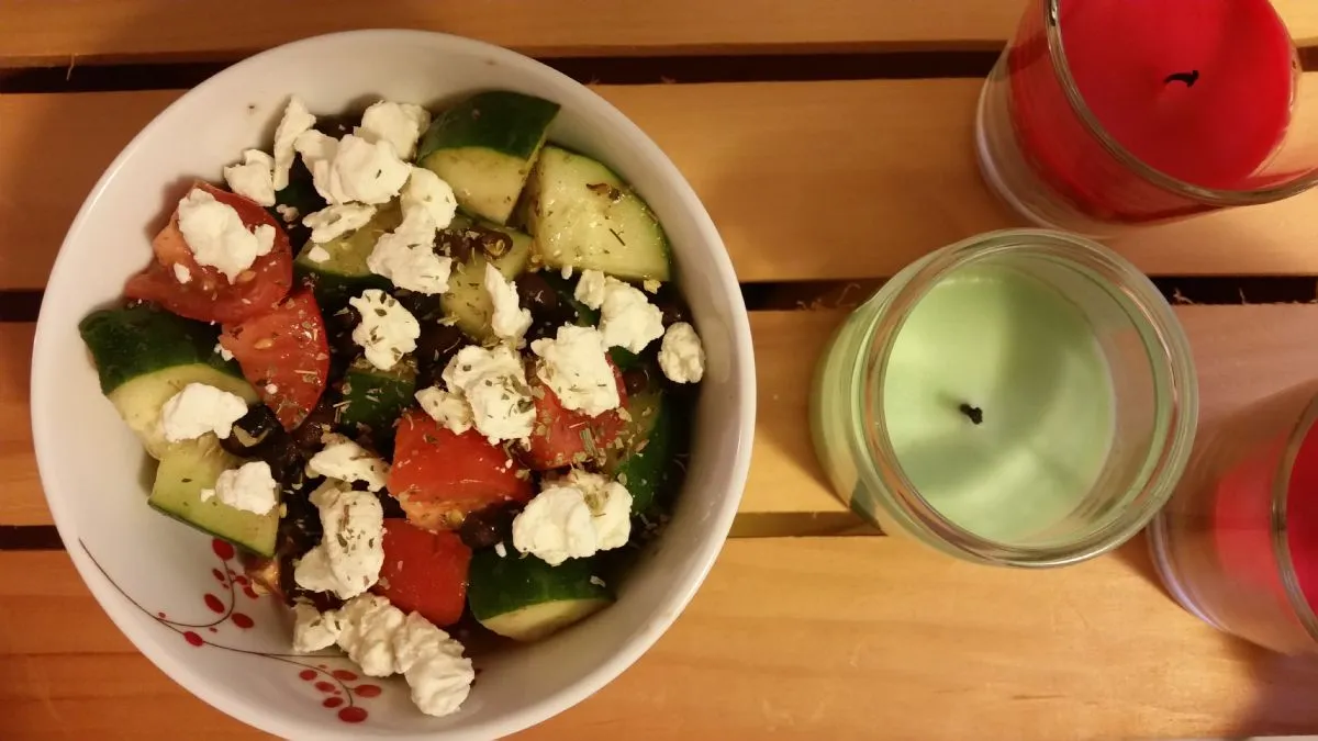 Tomaten-, Gurken- und schwarze-Bohnen-Salat