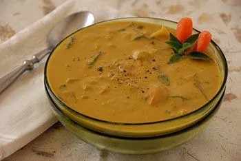 Goldene österreichische Blumenkohl-Cremesuppe