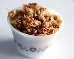 Schokoladen-Granola mit gerösteten Walnüssen und Kirschen