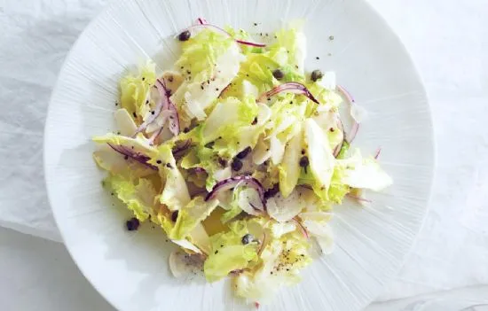 Escarole-Salat mit Meerrettich und Kapern