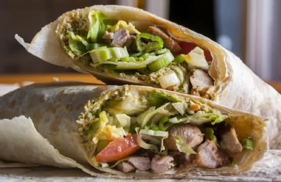 Hühnchen und cremiger Curry-Wrap