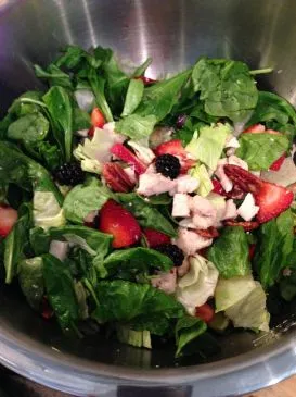 Beeren-Hühnchen-Salat mit süßem Honig-Mandel-Dressing