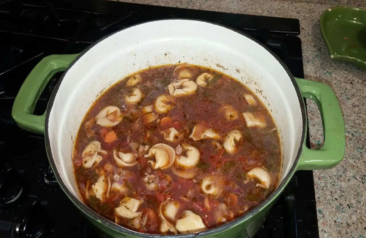 Italienische Putenwurst- und Tortellini-Suppe