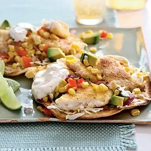 Tilapia-Tostadas mit geröstetem Maisrelish