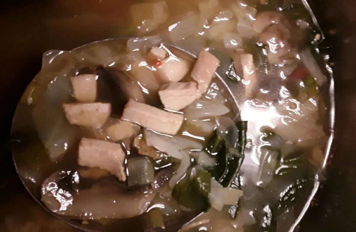 Asiatische Hähnchen- und Ingwersuppe