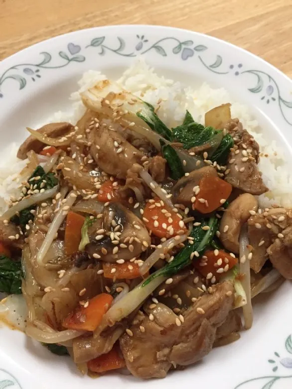 Gebratener Baby Bok Choy mit Hähnchen und Gemüse