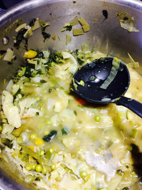 Große grüne Gemüsesuppe