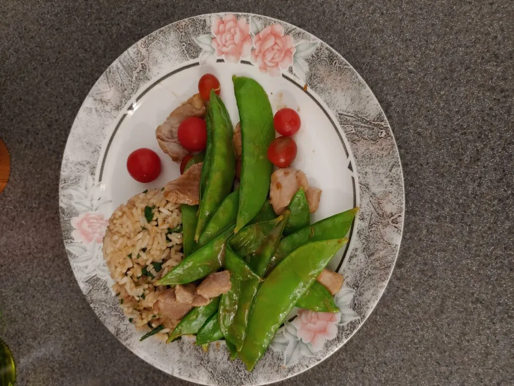pevers96080 Knoblauch-Schweinefleisch mit Zuckerschoten auf Grünkohl-Ingwer-Reis