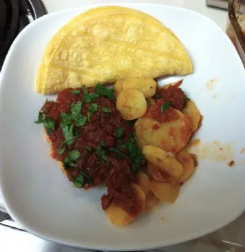 Im Salsa gebackener Lachs mit Kartoffeln