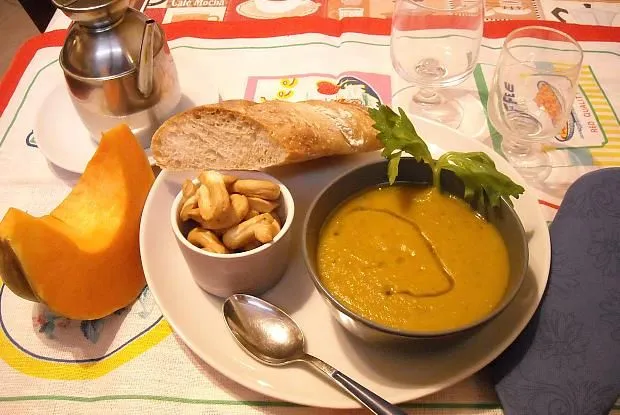 Kürbissuppe mit Zucchini und extra nativem Olivenöl