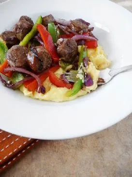 Mascarpone-Polenta mit Wurst und Paprika
