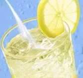 Zuckerfreie köstliche Limonade oder Orangenlimonade