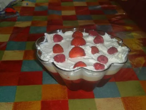 LEICHTE GEMISCHTE BEEREN-TRIFLE