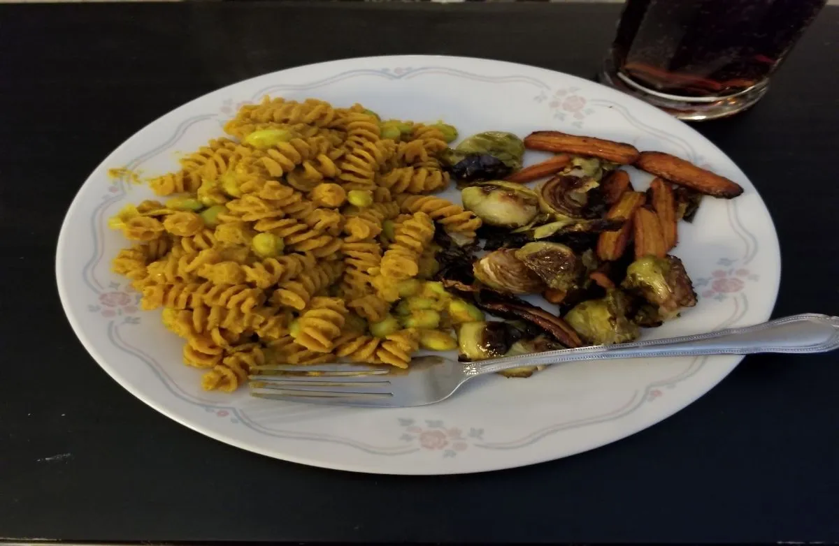 Rotini aus roten Linsen mit Kürbis-Salbei-Sauce