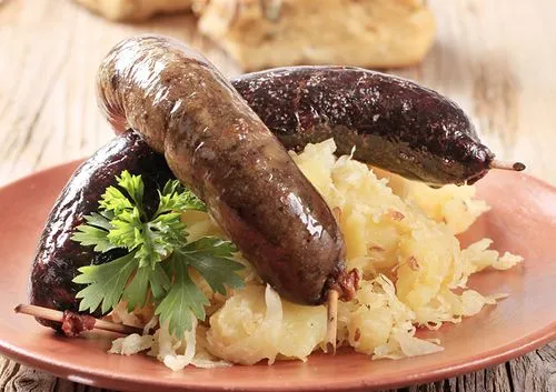 Bier-Bratwurst und Sauerkraut