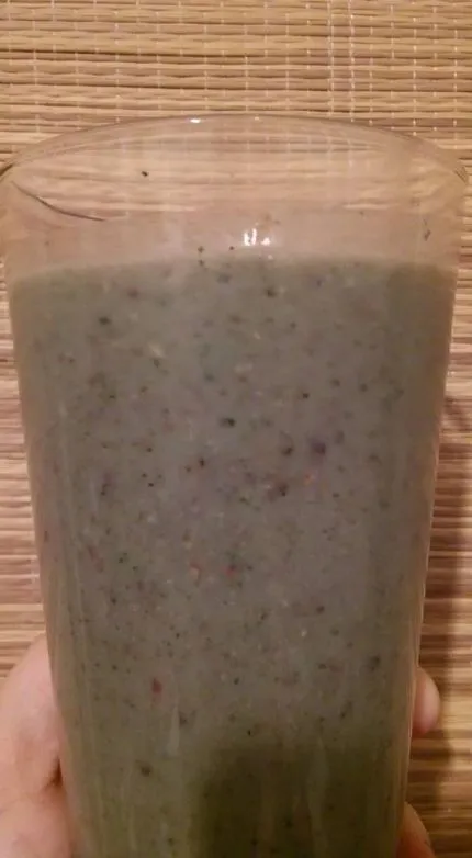 Leichter Ultra-Beeren-Gemüse-Smoothie