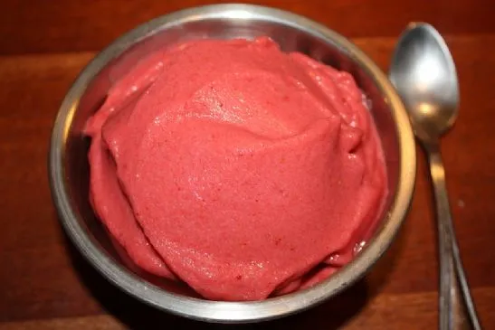 Erdbeer- und Mandelmilch-Sorbet