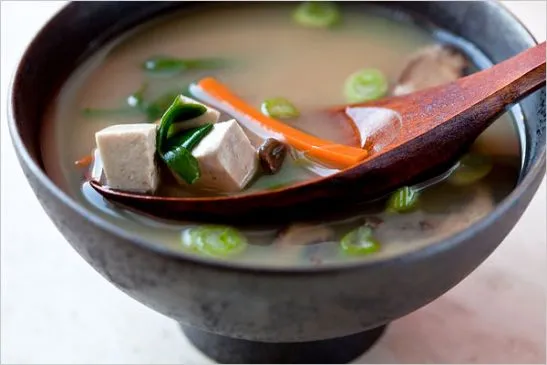 Herzhafte Gemüse-Miso-Suppe