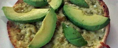 Avocado-Pizza mit Koriandersoße