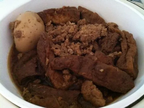 Geschmortes Schweinehackfleisch in Sojasauce und Gewürzen