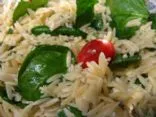 Zitronen-Orzo-Salat mit Spinat und Tomaten