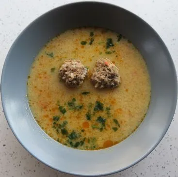 Rumänische Fleischballsuppe (Ciorba de perisoare)