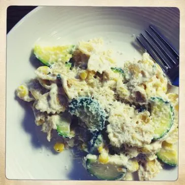 Cremige Farfalle mit Zucchini und Mais