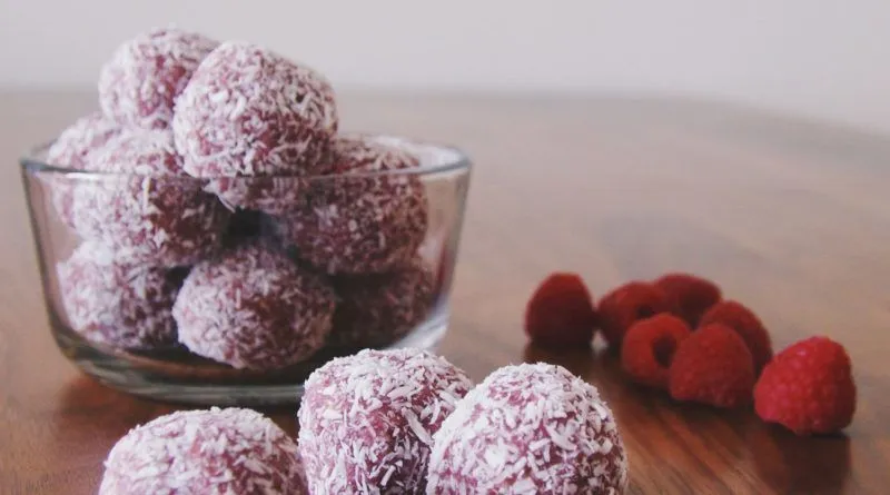 Himbeer-Kokos-Paleo Bliss Balls
