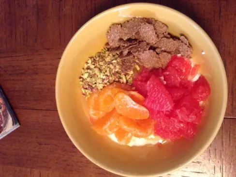 Tropfischer griechischer Joghurt-Fruchtbecher