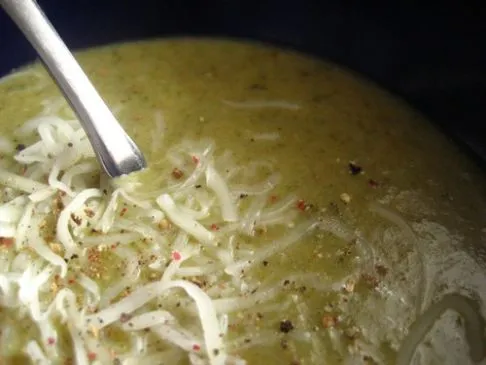 Cremige grüne Kartoffelsuppe