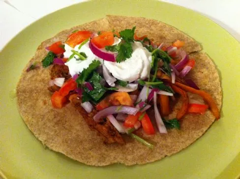 Fettarme und proteinreiche Hühnchen-Fajita mit hausgemachtem Pico de Gallo
