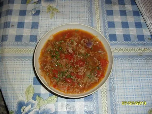 Kohl- und Rinderhackfleischsuppe