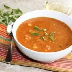 Linsensuppe mit Karotten und Tomaten