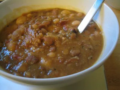 15-Bohnen-Suppe mit Schinken