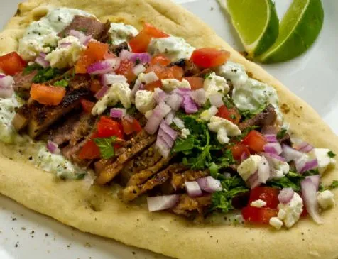 Gyro-Fladenbrot mit hausgemachter Tzatziki-Sauce