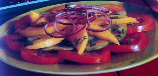 Mango-, Tomaten- und rote Zwiebel-Salat