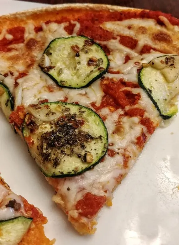 Zucchini-Pizza auf Blumenkohlboden
