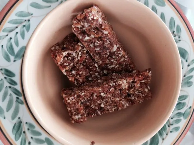 Larabar-ähnliche Pfirsichkuchen-Riegel