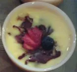 Gekochter Vanillepudding mit Schokolade & Beeren