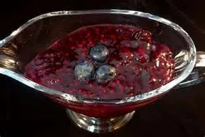 EINFACHER DREI-BEEREN-SIRUP ODER SAUCE